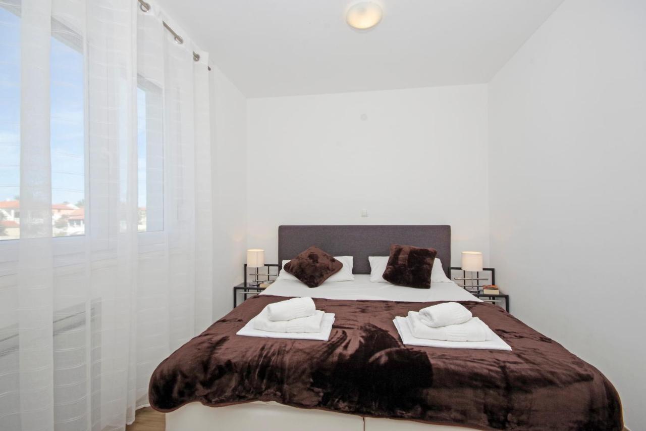Apartment Laura Привлака Екстериор снимка
